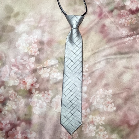 82. Calvin Klein Grey Boys Slip-On Tie NWT 10-12yr Old - Picture 1 of 2